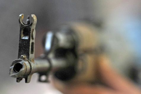 [FLASH] Argenteuil – Des armes trouvées chez un homme suspecté de menaces islamophobes 528712-une-arme-de-type-kalachnikov