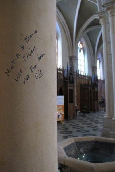Eglise profanée et tags étranges : “Mort à la France, Vive l’Islam et Ben Laden, GIA “ Photo-dl